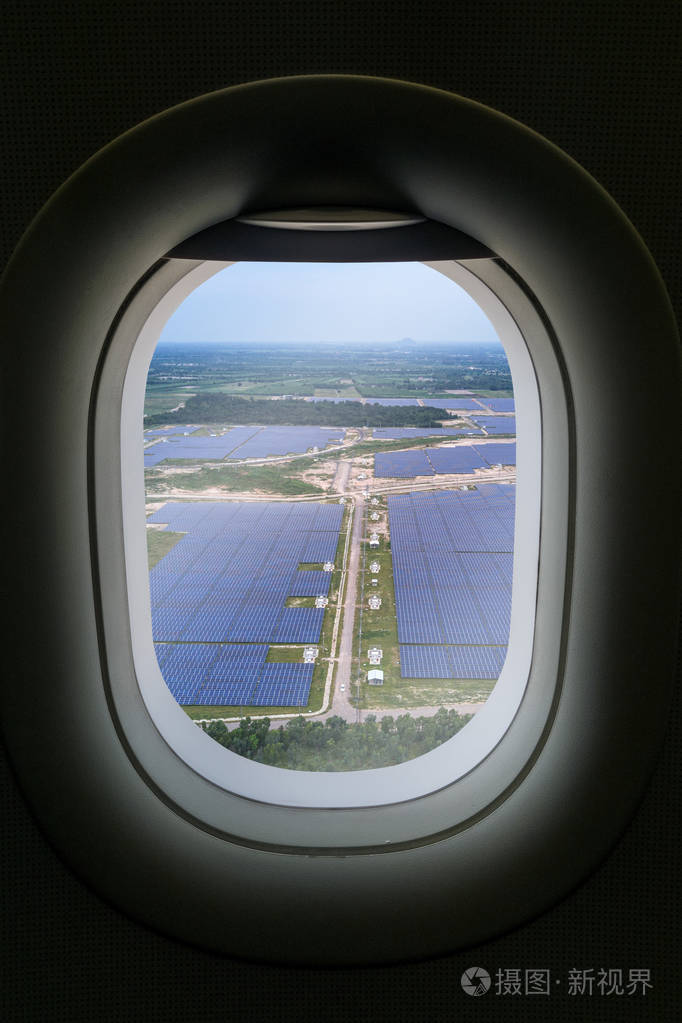 飞机与太阳能农场的窗口照片-正版商用图片0xfczg-摄图新视界