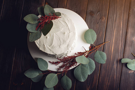 白色的奶油蛋糕装饰着绿色的树叶