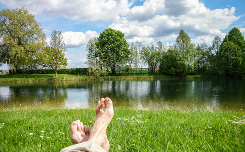 腿和脚放松在宁静的淡水池塘