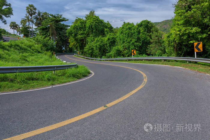 沥青道路及田园风光