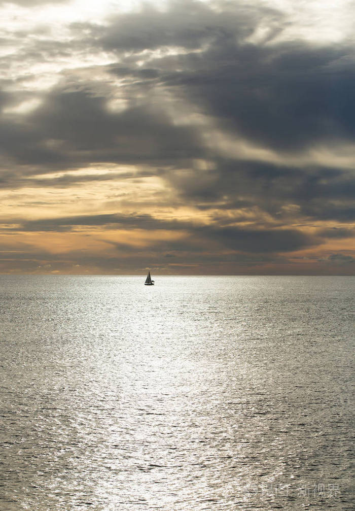 戏剧性的晚上海景与帆船在黑夜的海上