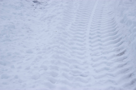 雪上大车车轮上的痕迹