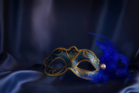 蓝色的丝绸背景优雅威尼斯面具