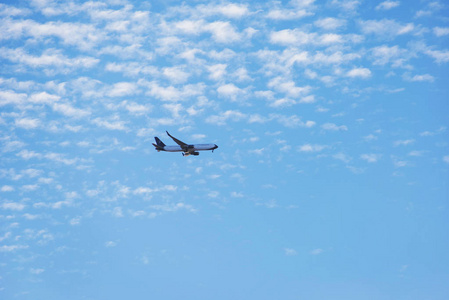 航空运输，客运飞机在云层中