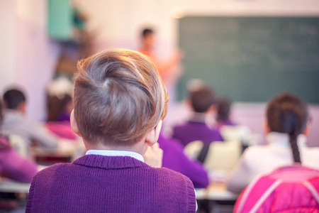 学校的孩子正在积极参与类图片