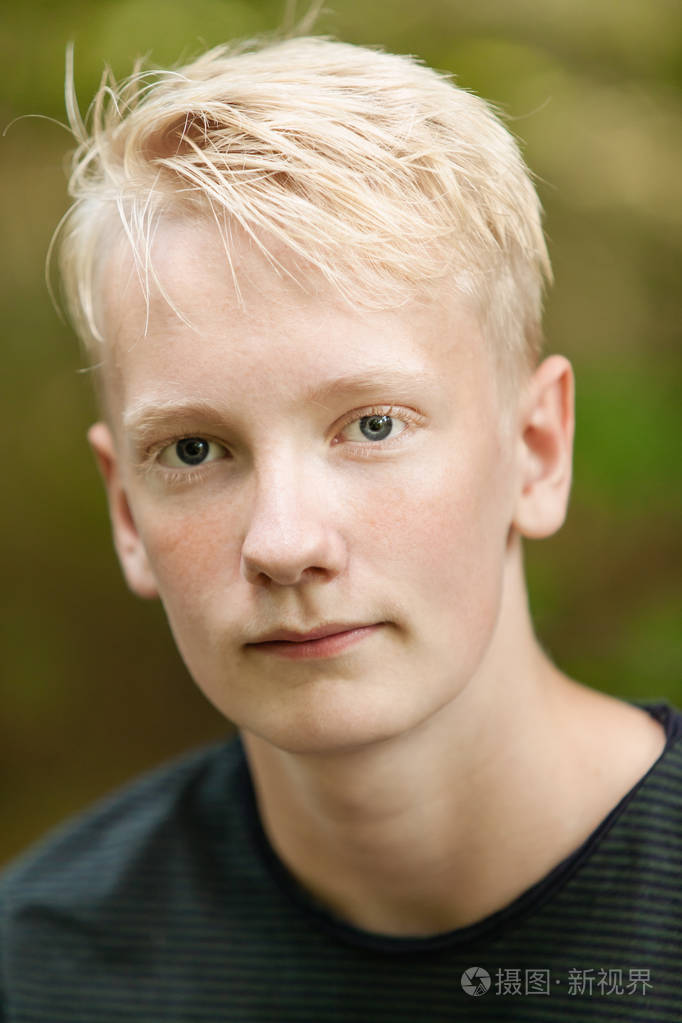 白种人十几岁的男孩的特写肖像
