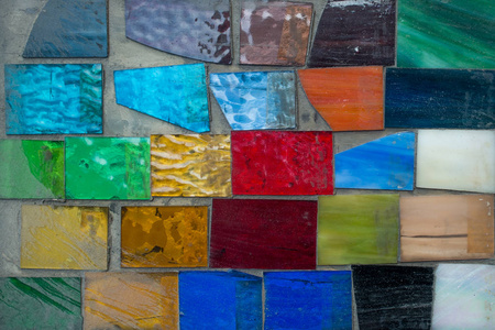 水泥混凝土墙体的织构背景与多层涂料背景的蓝色和绿色的灰泥涂和画外