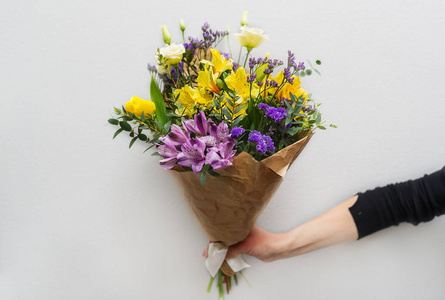 女人手捧着鲜花图片