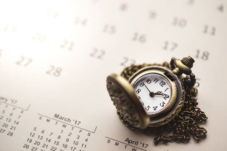 古董怀表上的日历和 s 的等待时间照片