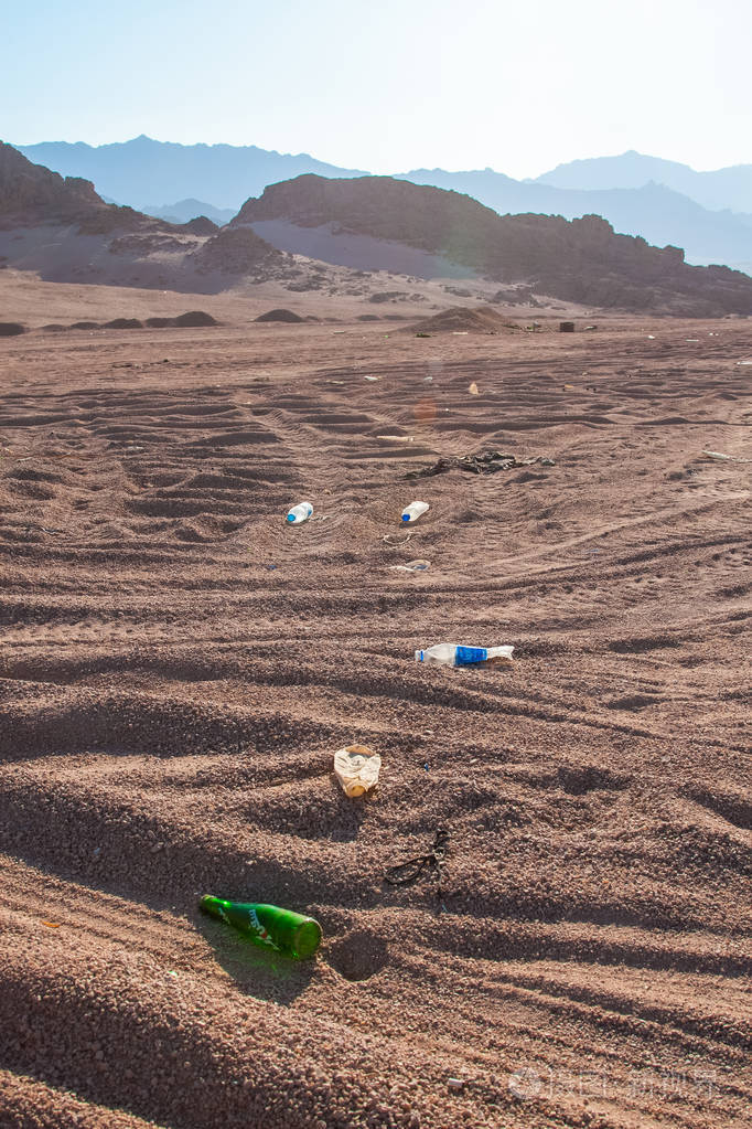 空皱塑料瓶的水在沙漠上放弃了