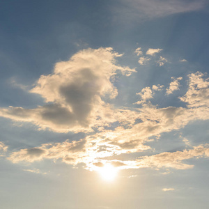 云背景下的夕阳的天空