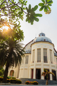 美丽的风景和建筑带有太阳光的法拉拉姆查齐尼韦特宫殿王班培前国王拉玛5宫，泰国的主要公共旅游景点之一