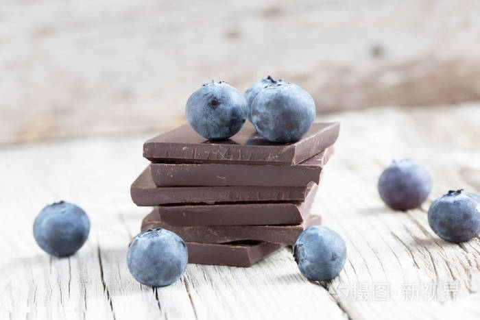 黑巧克力堆栈和蓝莓