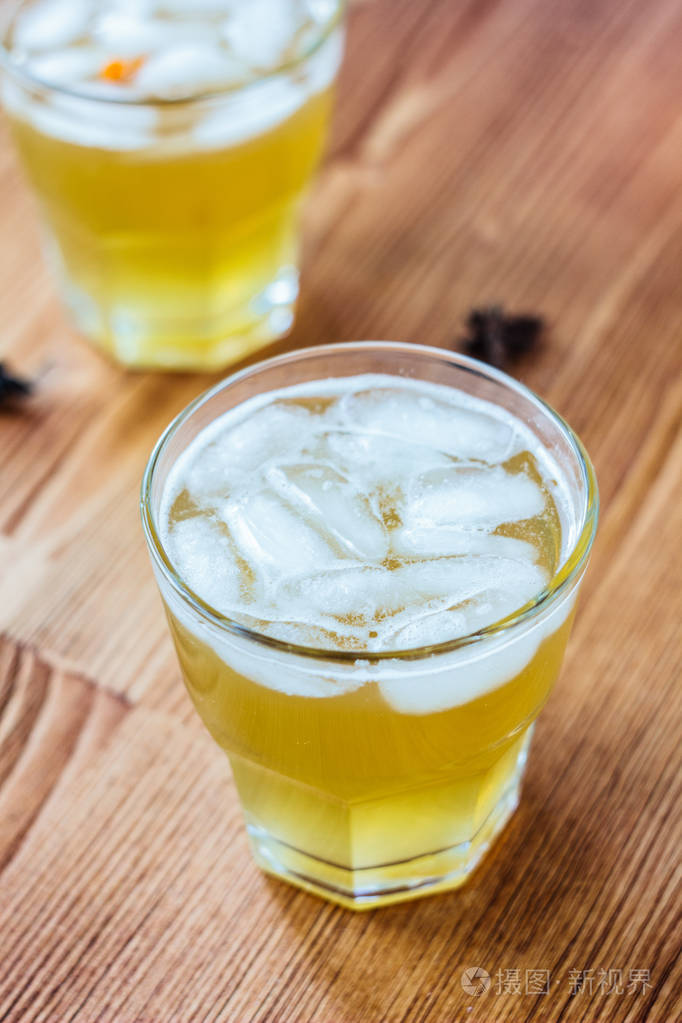无酒精自制的姜味汽水加冰
