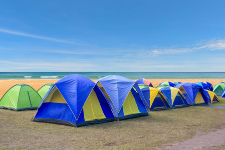 旁边一个沙滩露营和多彩帐篷