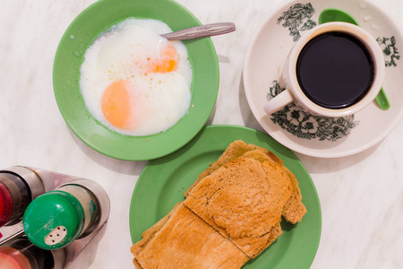 传统的新加坡早餐, 称为卡亚烤面包, 黑咖啡, 半煮鸡蛋和椰子果酱