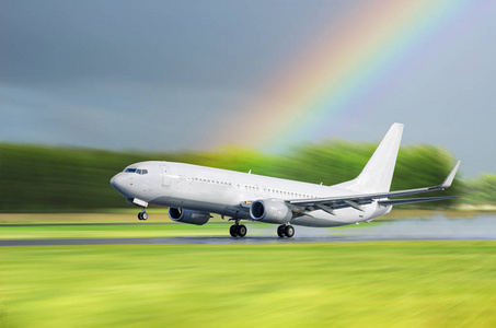 在背景上雨中起飞的飞机机场的彩虹