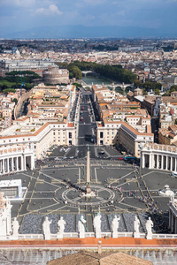在梵蒂冈，空中视图中的城市，意大利罗马著名的圣彼得广场