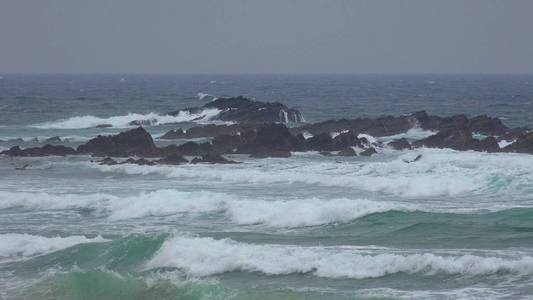 海浪在暴风雨的天气