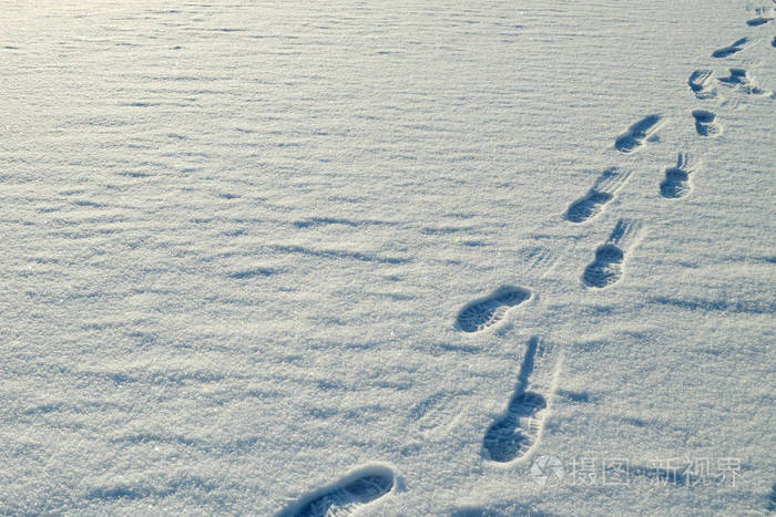 人在雪中的脚印