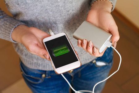 手拿充电器两个女孩手拿手机和充电器照片