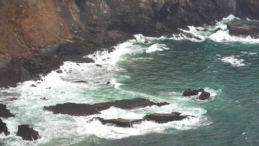 海浪在岩石和峭壁