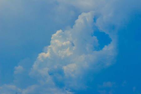 万里无云的天空.蓝天上一片云彩遮住了白天荒凉的空气.照片