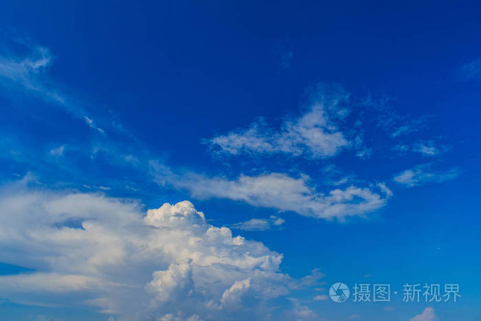 万里无云的天空.蓝天上一片云彩遮住了白天荒凉的空气.