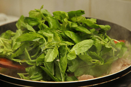 猪肉排骨炒红罗勒酸辣翅豆脆皮猪肉炒沙拉蔬菜水果炒猪肉特写弹簧辊