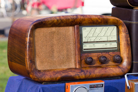 老式收音机管在跳蚤市场