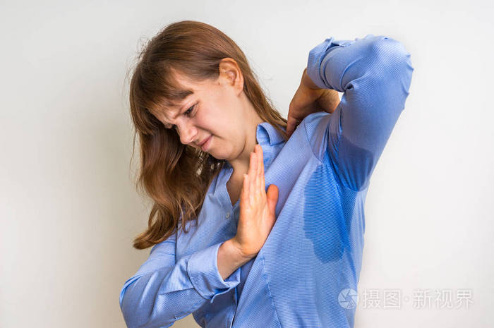 在腋下出汗的女人