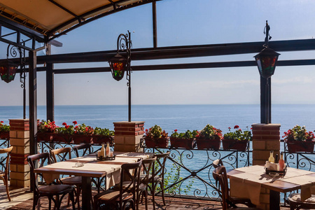 餐厅可以俯瞰大海的内部