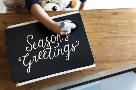 黑板上画画的女孩孩子在图形板上画画在黑板上画画的女孩女插画设计师