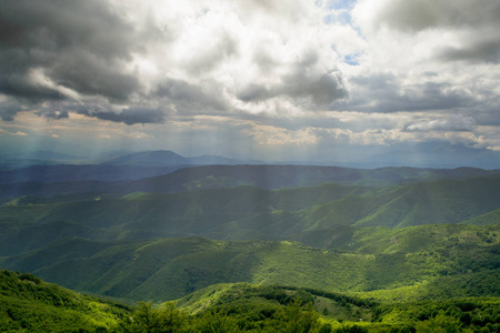 高的峰值，阴天山风景