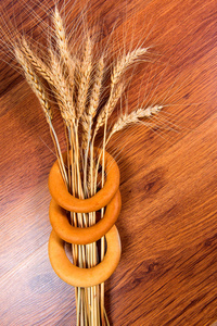 小穗的小麦面包圈肥力和财富的象征