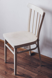 在房间里把旧木白色椅子