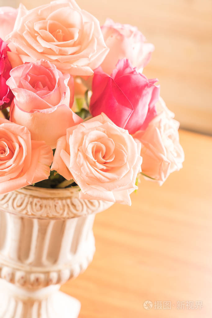 插在花瓶里的玫瑰花束