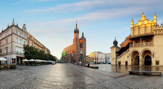 在早上，波兰历史克拉科夫市场广场