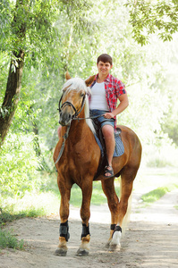 年轻人在形状上一匹马的人