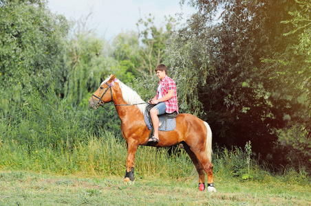 年轻人在形状上一匹马的人