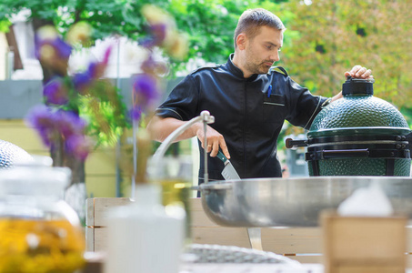 烧烤厨师品尝户外厨房照片