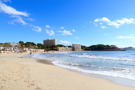和消遣海滩全景和地中海在马略卡岛，西班牙