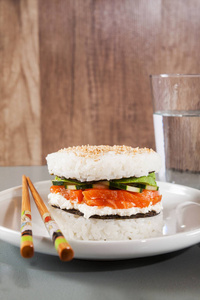 日本食品与汉堡用大米制作和烟熏三文鱼，avoc