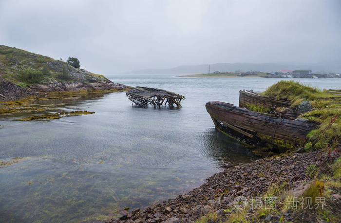 这艘古老的木船被淹没在巴伦支海俄罗斯的水中.