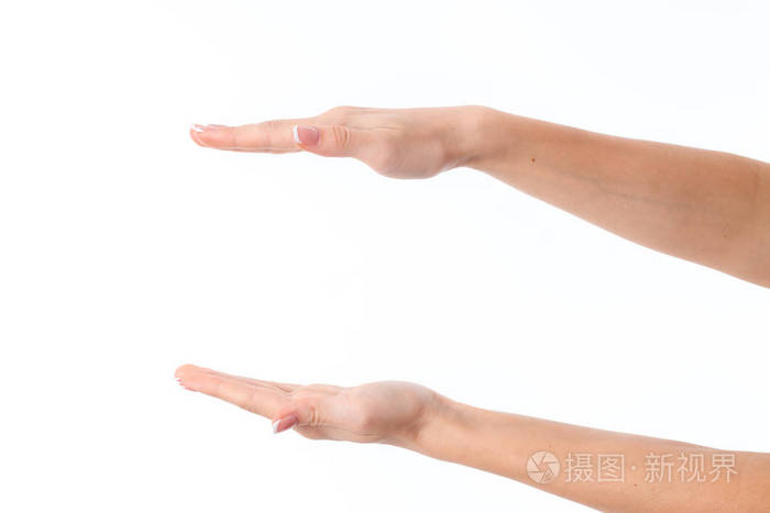 两个女的手伸到一个相反其他孤立在白色背景