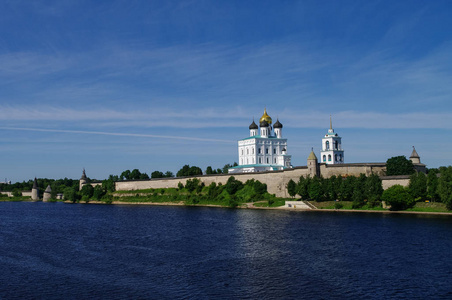 三一大教堂 钟塔和墙壁和普斯科夫克里姆林宫塔的视图。俄罗斯普斯科夫