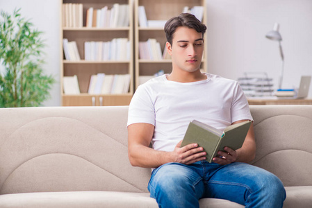 阅读本书坐在沙发上沙发上的男人