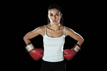 拉丁健身女人与女孩红色拳击手套摆在挑衅和竞争斗争的态度