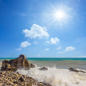 夏日波涛汹涌的海上风景