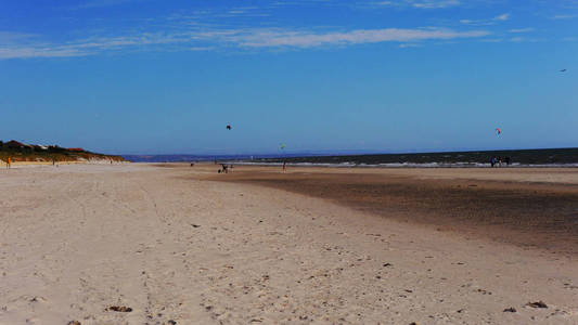在澳大利亚阿德莱德附近的太平洋海滩上的沙怒涛